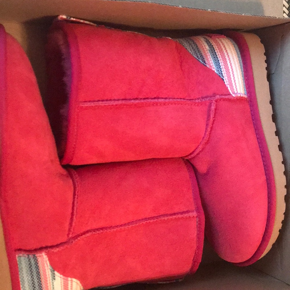 UGG Boots W Classic Short Serape Size 7